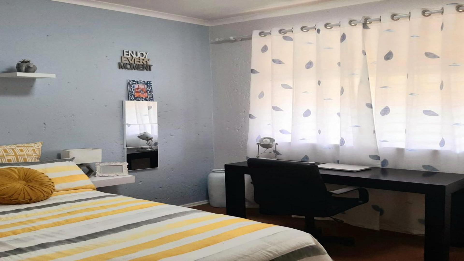 Bed Room 1 - 12 square meters of property in Corlett Gardens