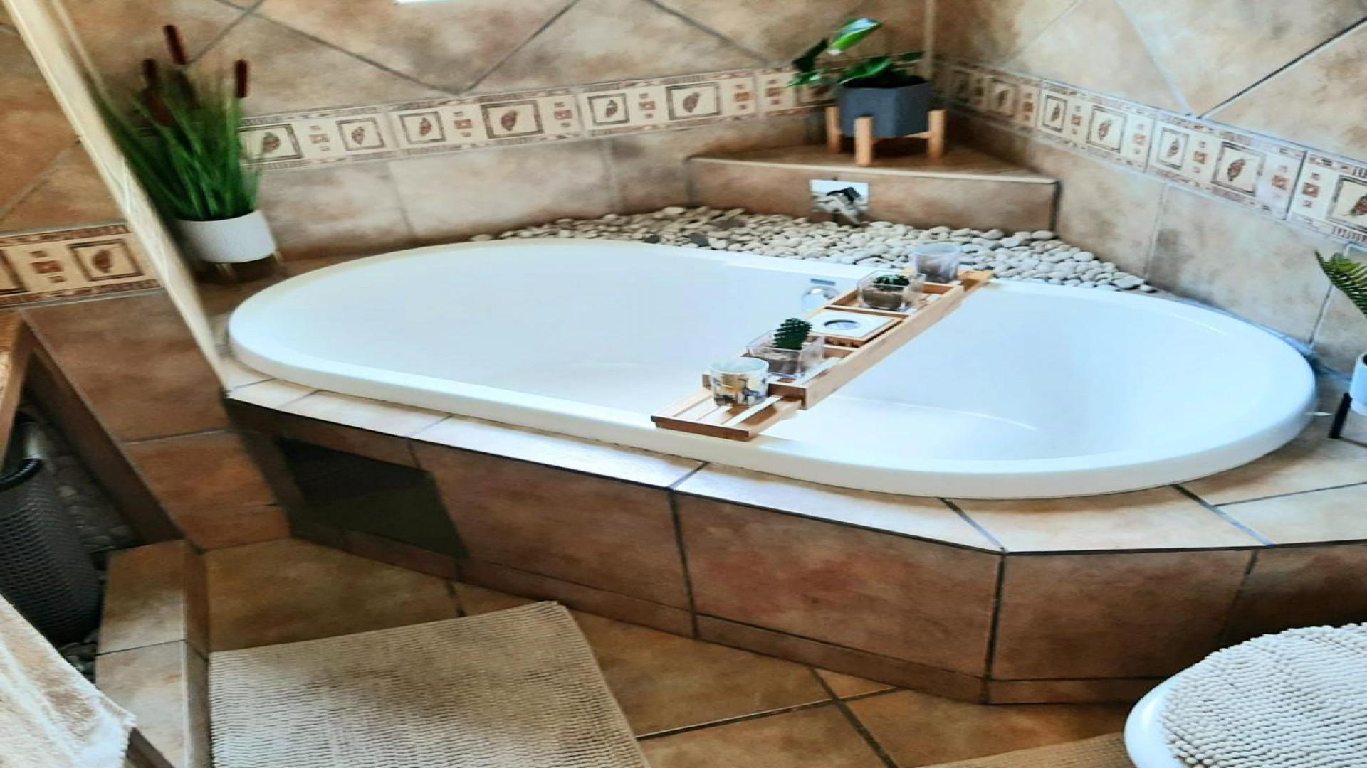 Bathroom 1 - 5 square meters of property in Corlett Gardens