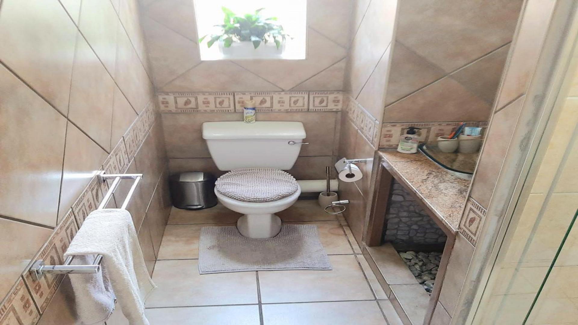 Bathroom 2 of property in Corlett Gardens