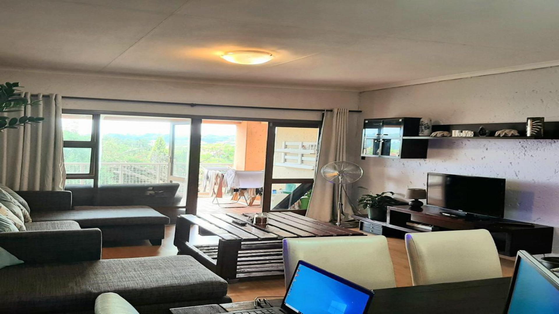 Lounges - 27 square meters of property in Corlett Gardens