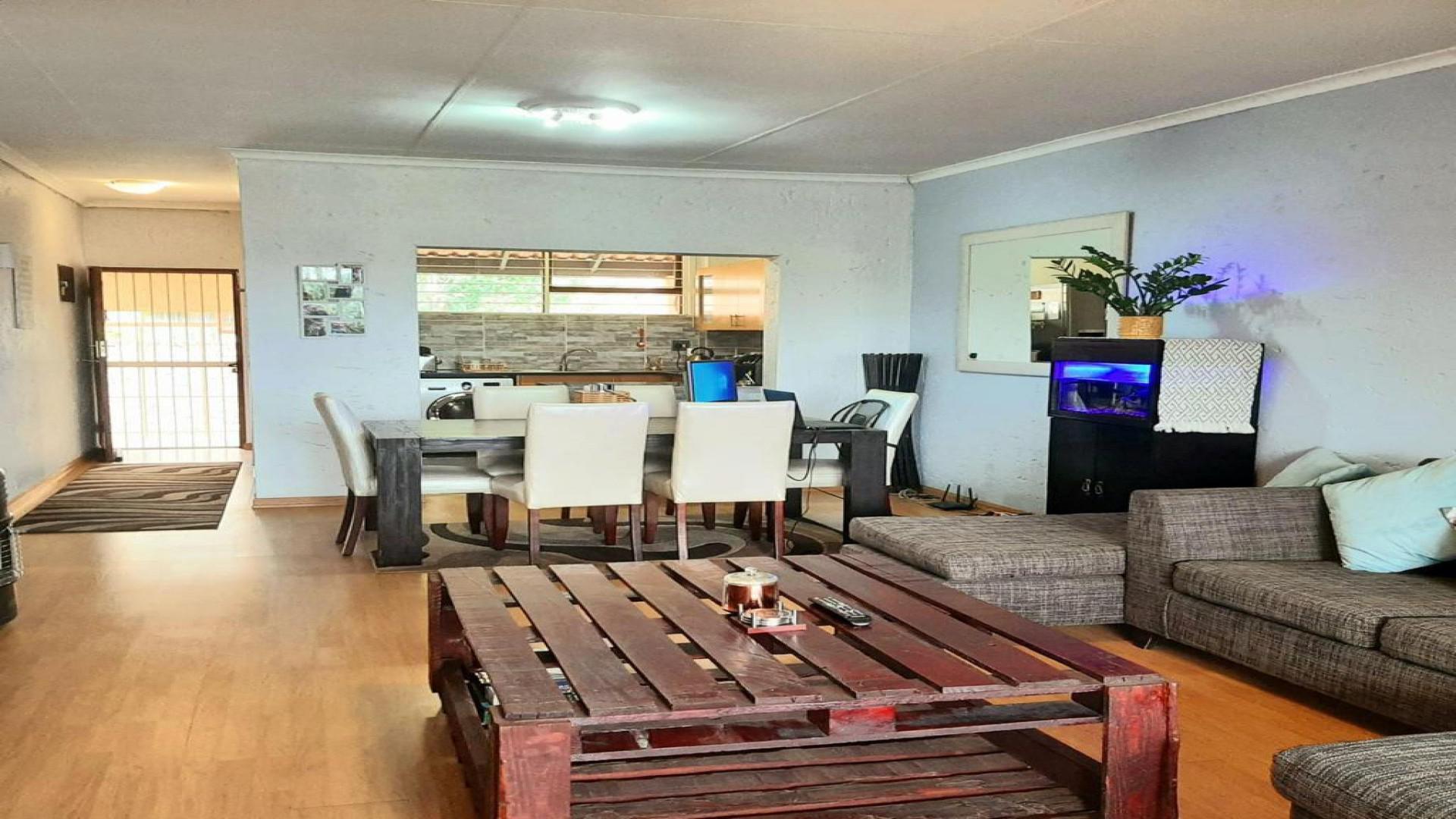Lounges - 27 square meters of property in Corlett Gardens