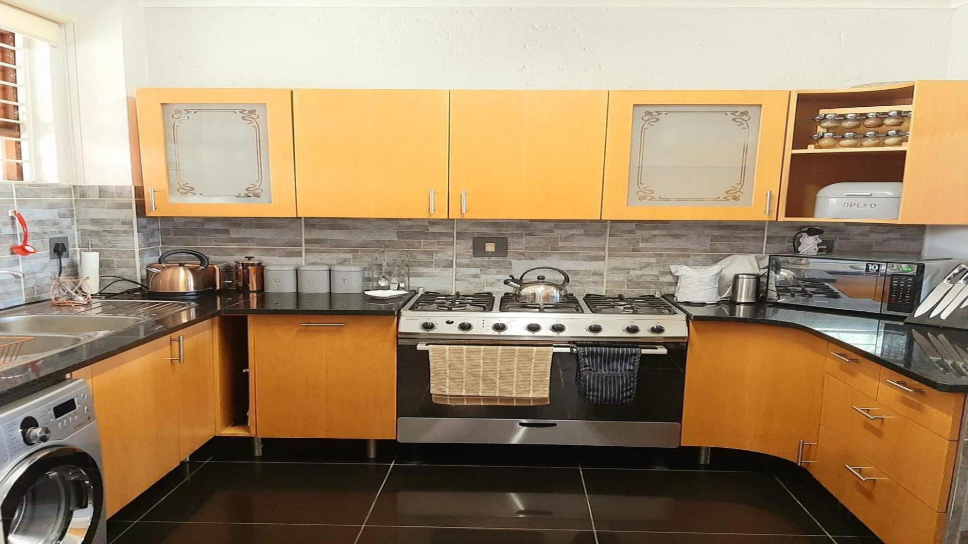 Kitchen - 11 square meters of property in Corlett Gardens