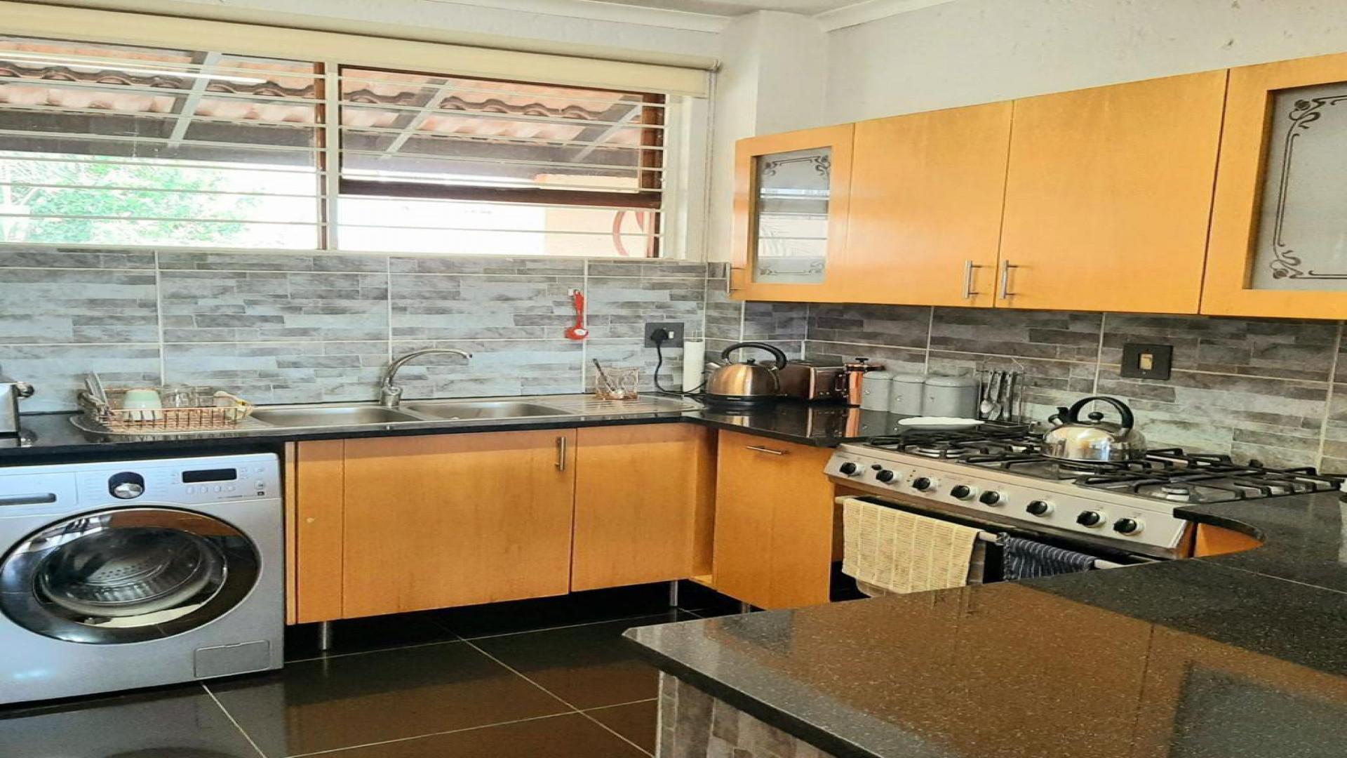 Kitchen - 11 square meters of property in Corlett Gardens