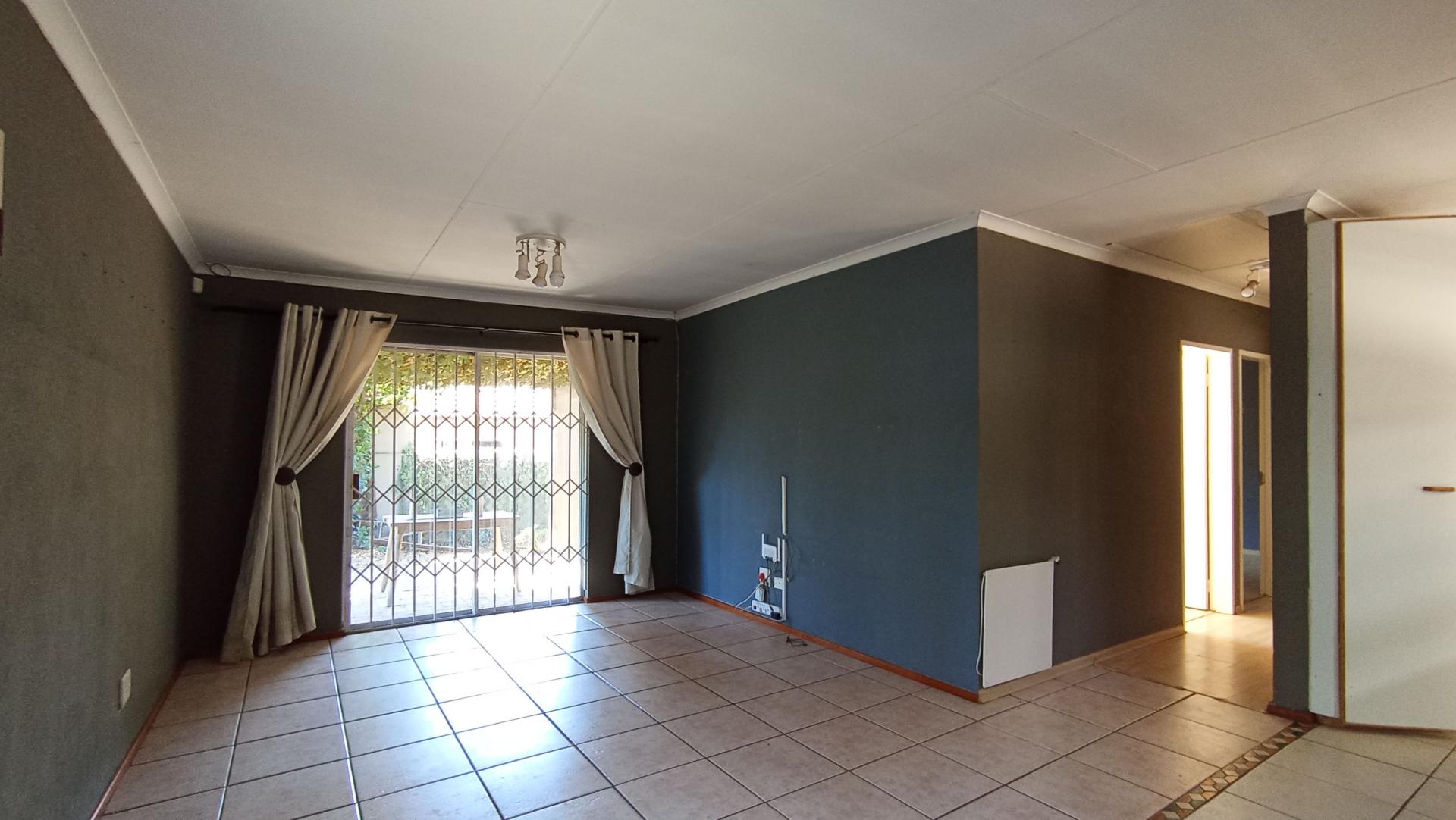 Lounges - 11 square meters of property in North Riding A.H.