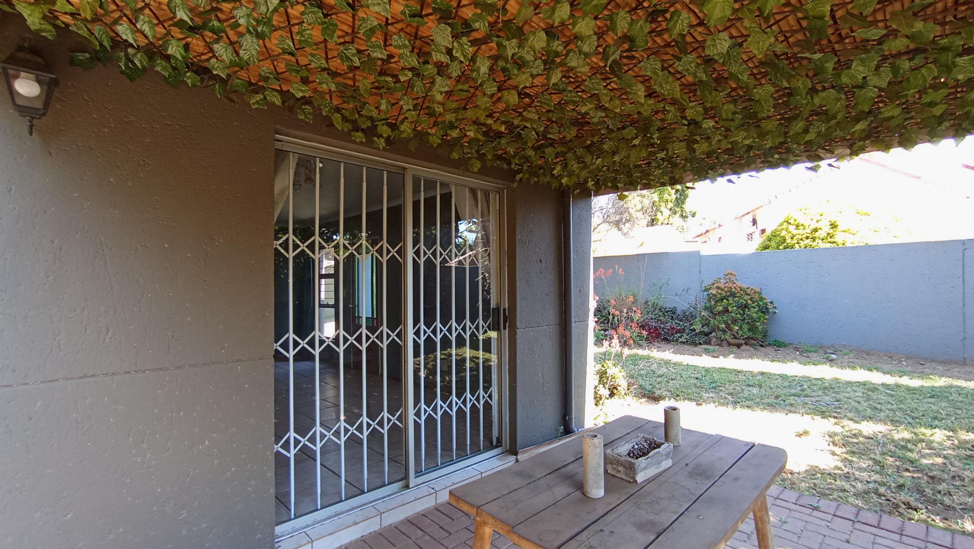 Patio - 11 square meters of property in North Riding A.H.