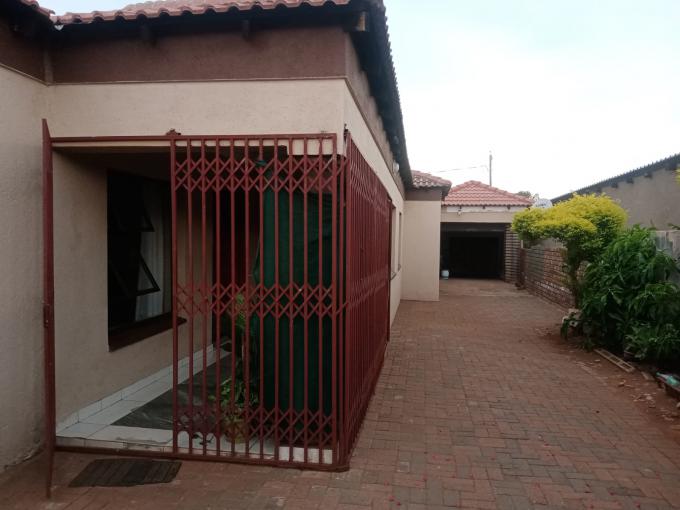 House for Sale For Sale in Lebowakgomo - MR684292