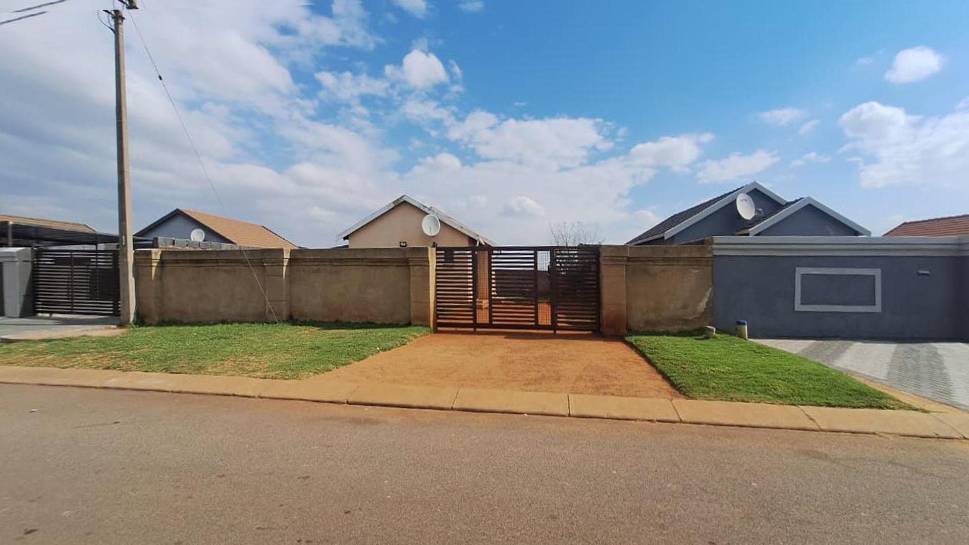 Front View of property in Mapleton