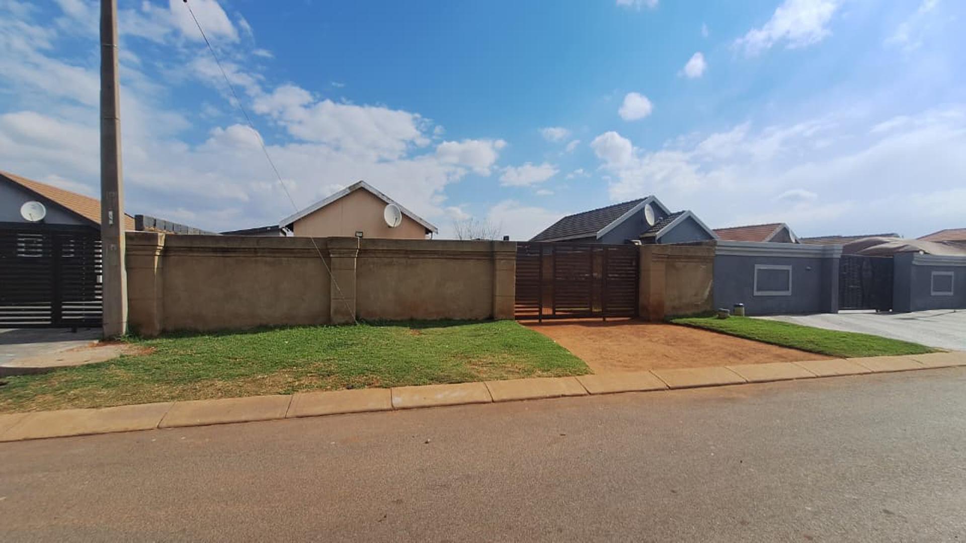Front View of property in Mapleton