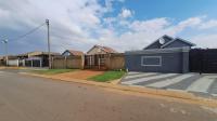 Front View of property in Mapleton
