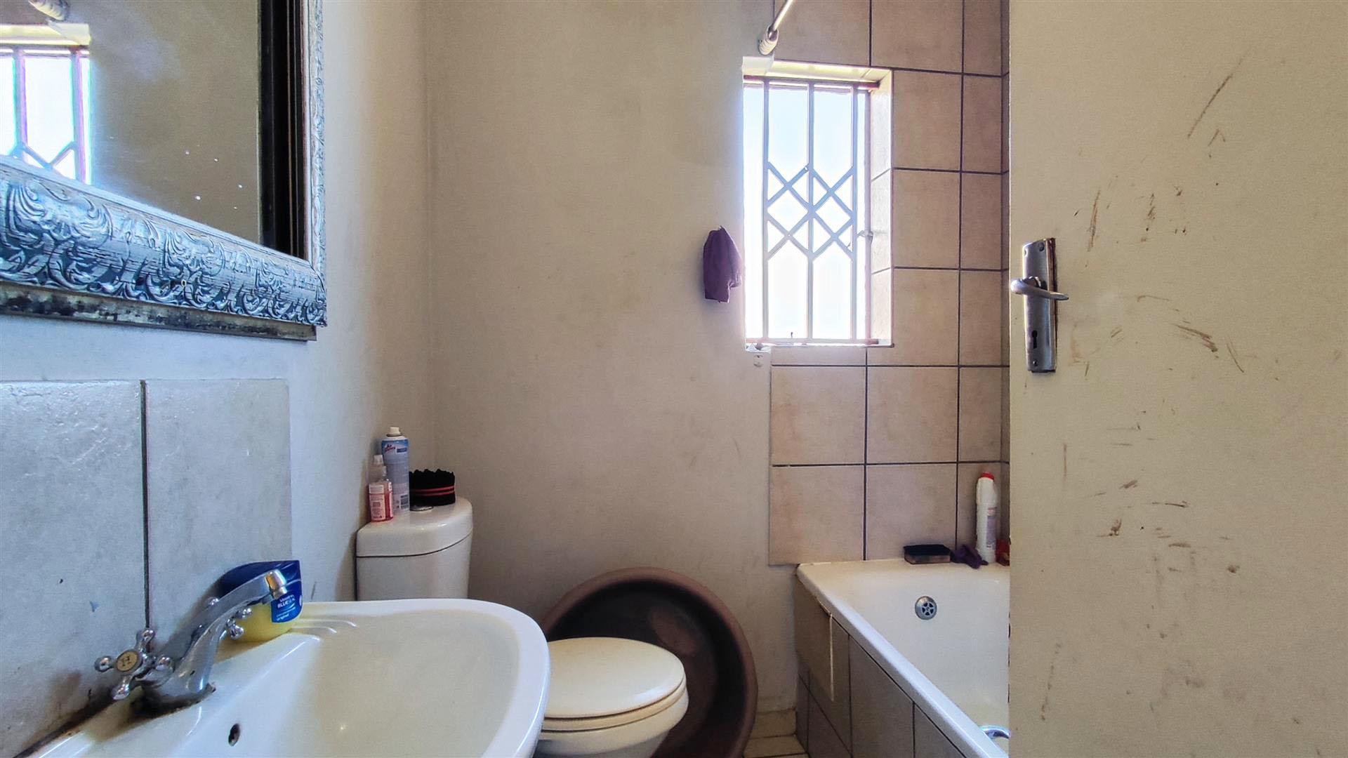 Bathroom 1 - 5 square meters of property in Dawn Park