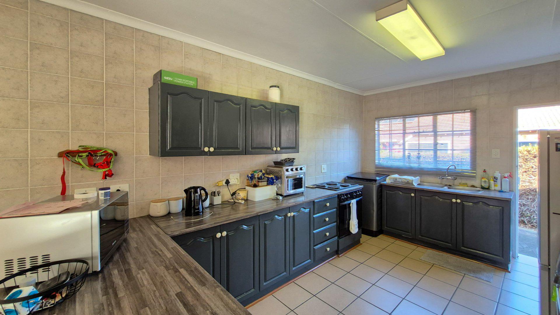 Kitchen of property in Aviary Hill