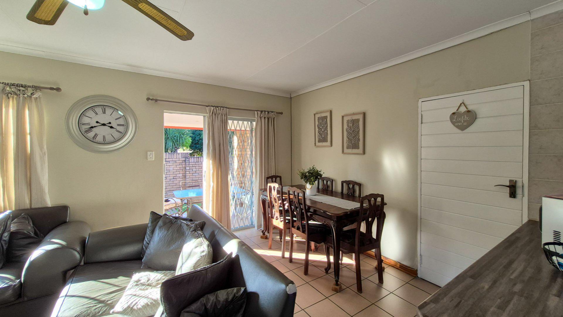 Lounges of property in Aviary Hill