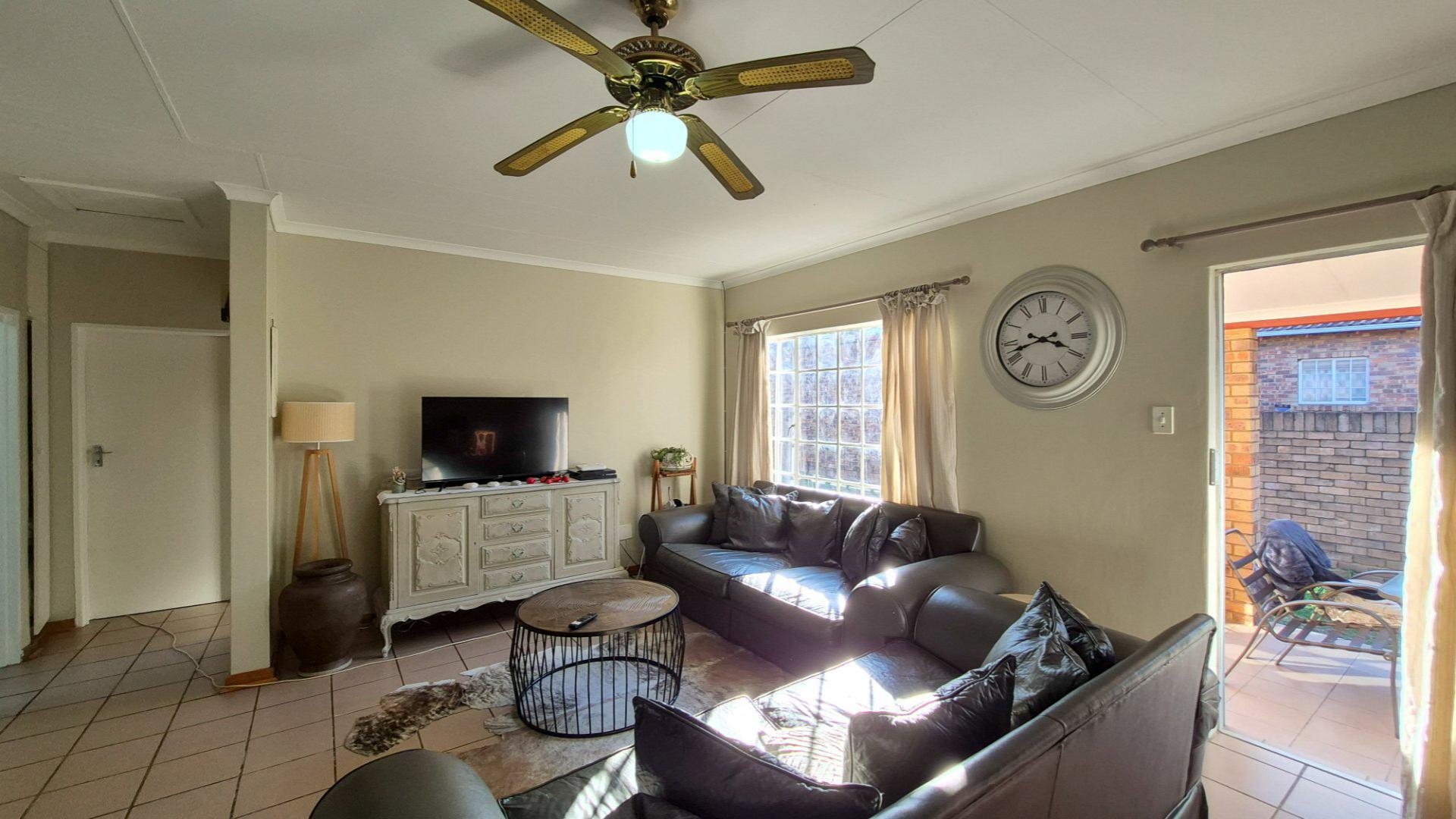 Lounges of property in Aviary Hill