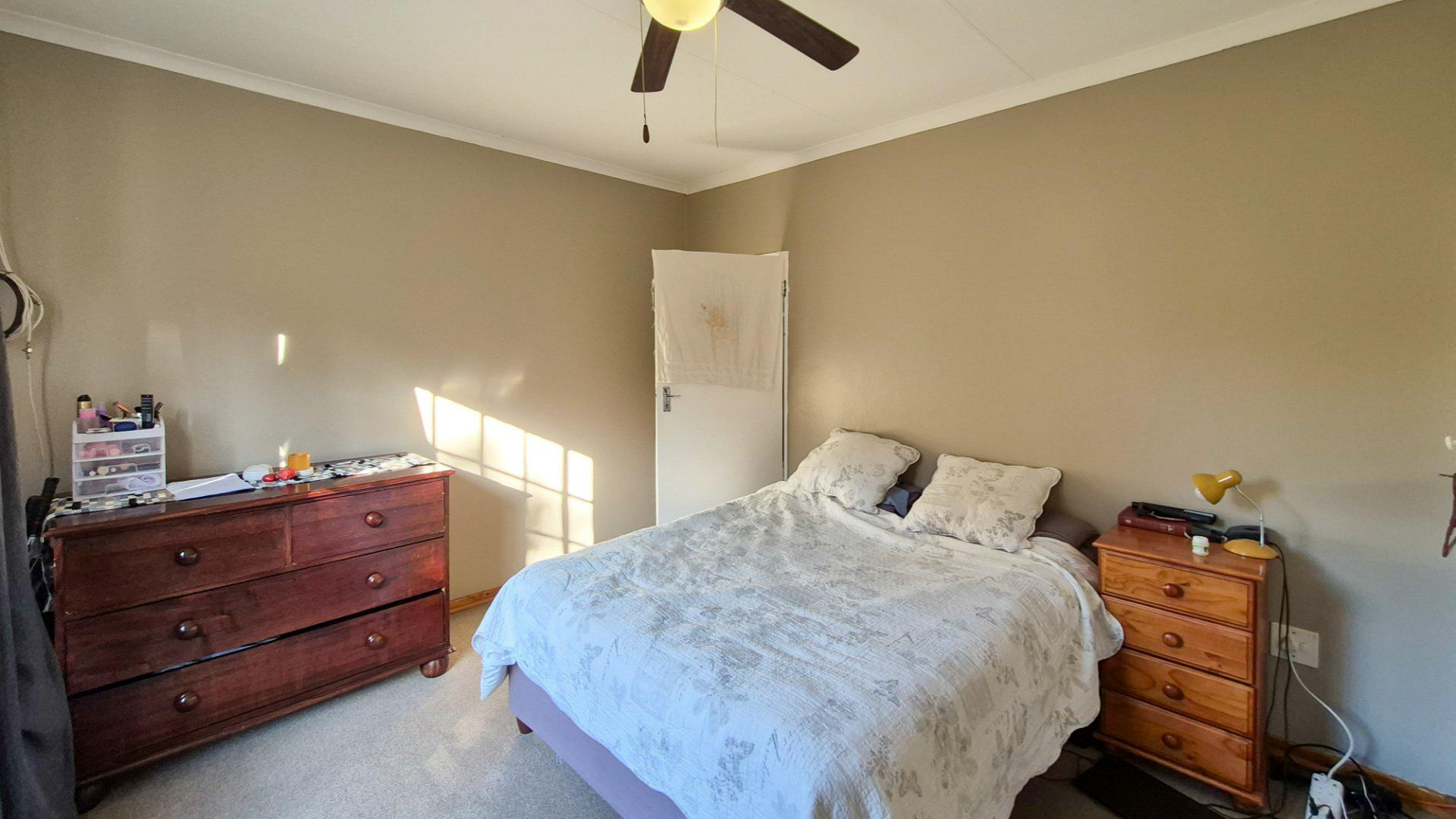 Bed Room 1 of property in Aviary Hill