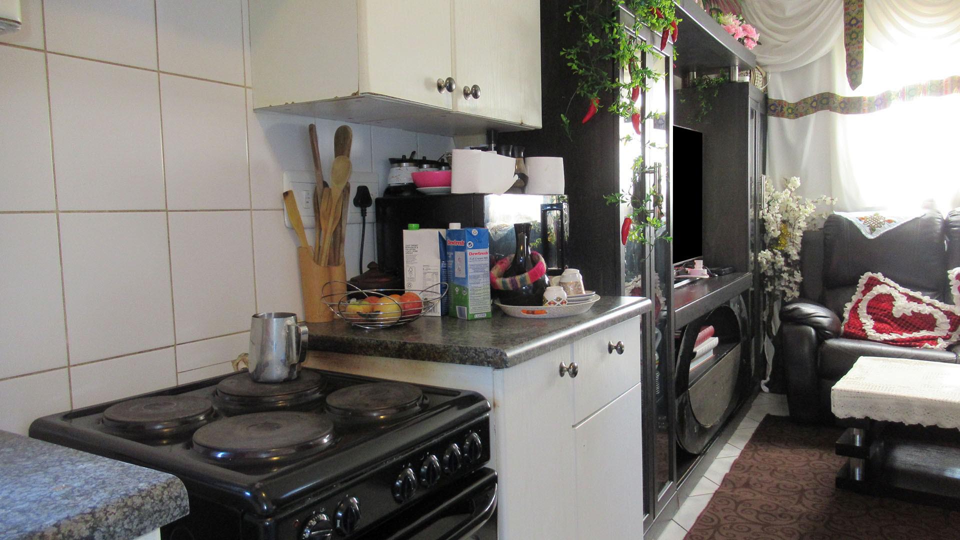 Kitchen - 7 square meters of property in Roodepoort West