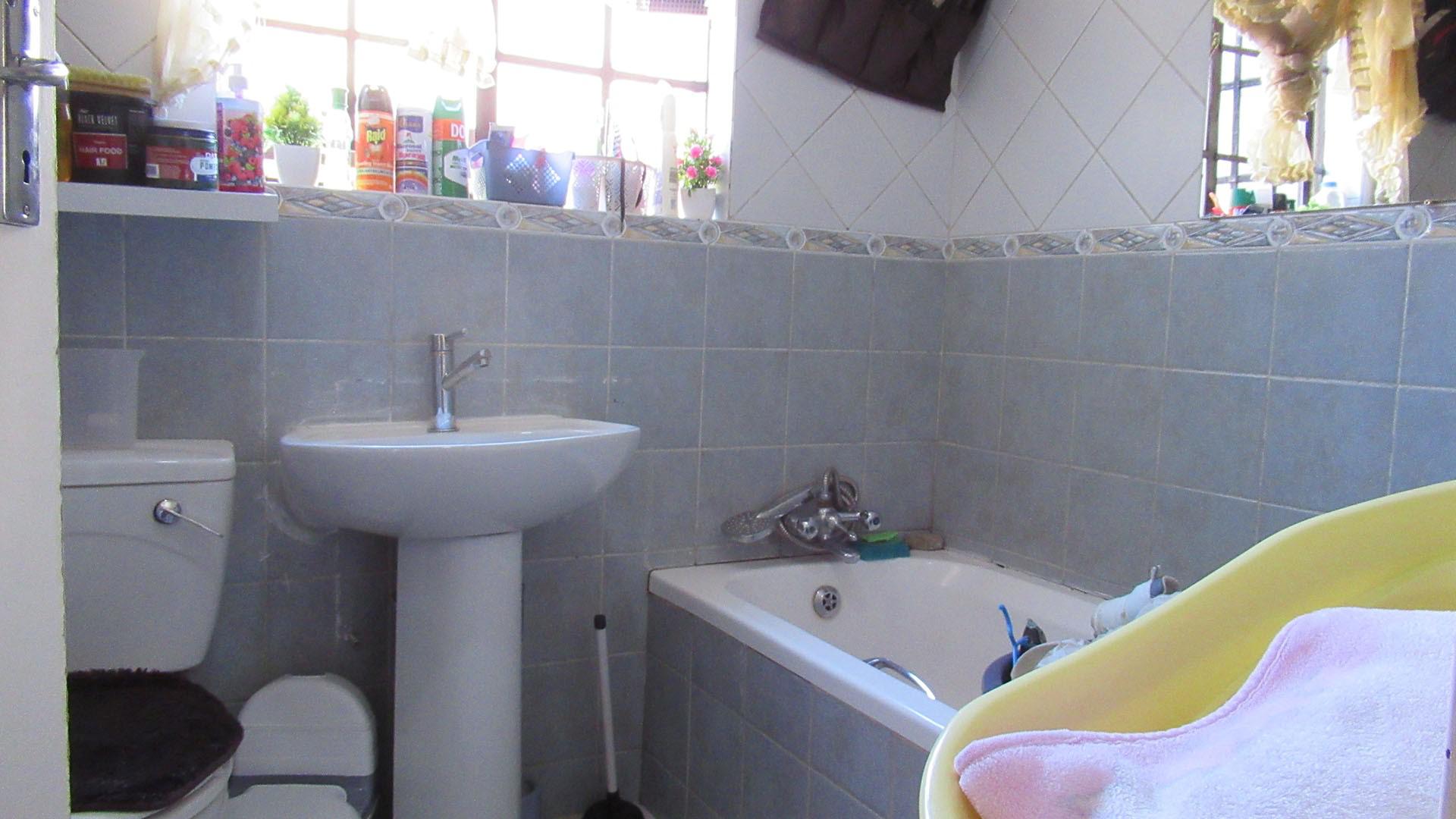 Bathroom 1 - 4 square meters of property in Roodepoort West