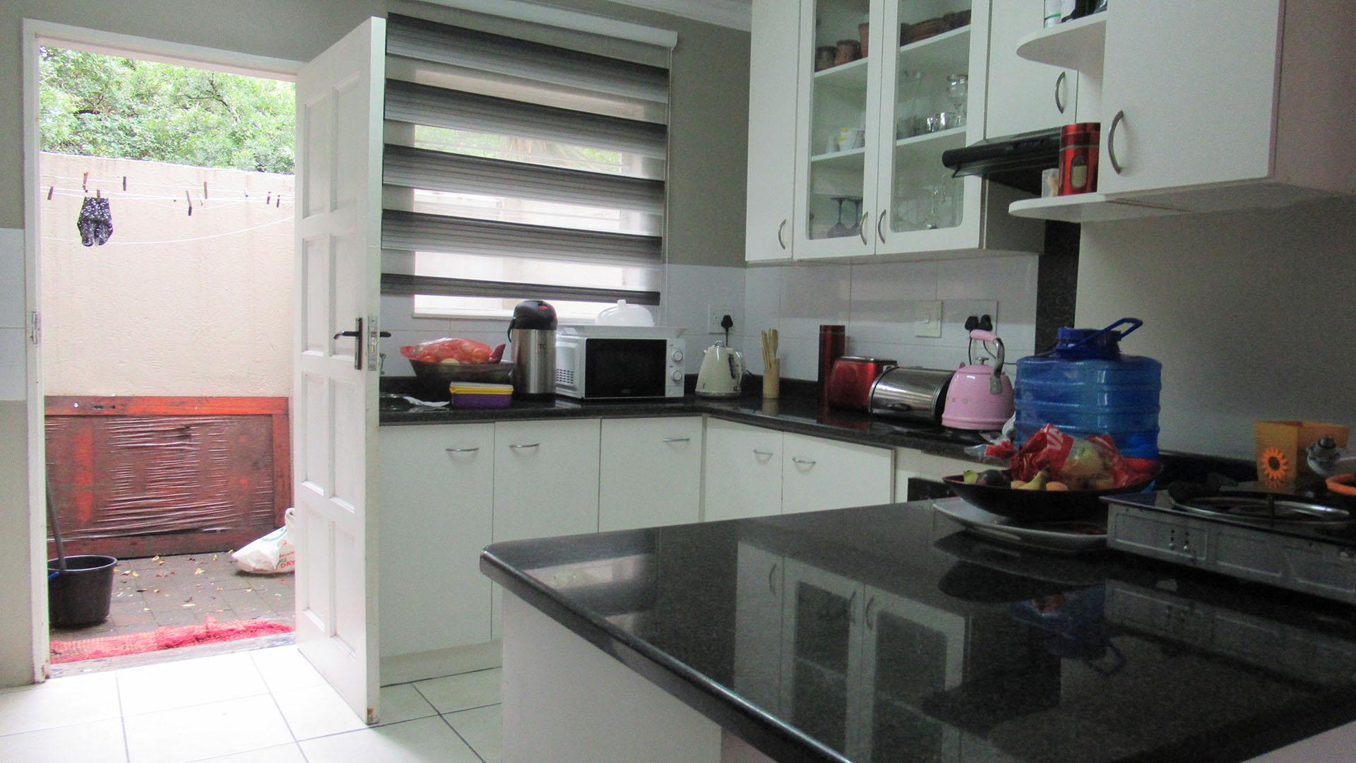 Kitchen - 14 square meters of property in Fourways