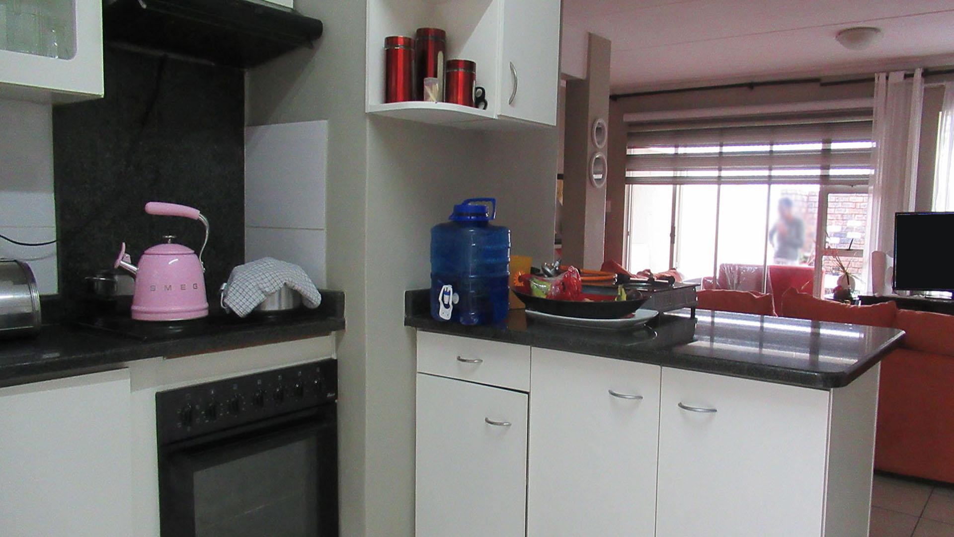 Kitchen - 14 square meters of property in Fourways