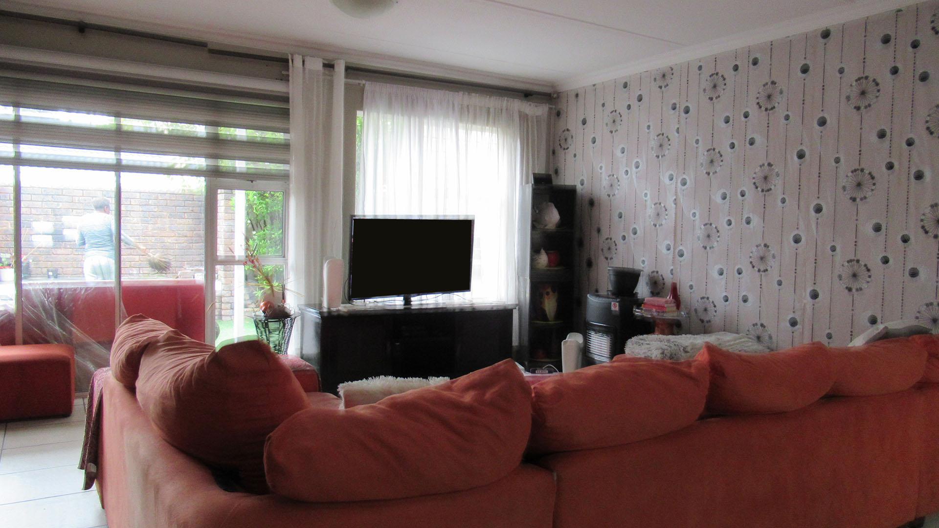 Lounges - 36 square meters of property in Fourways