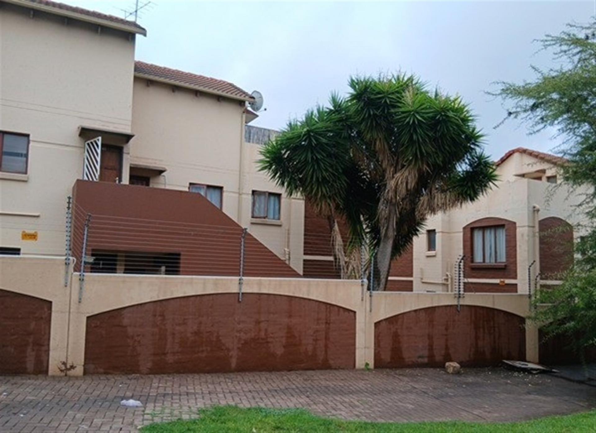 Front View of property in Bromhof