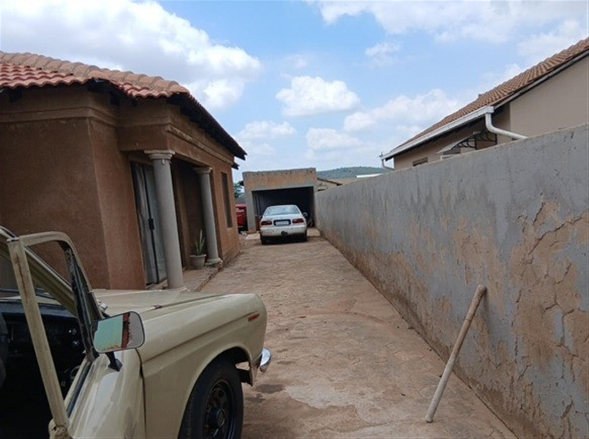 Front View of property in Mahube Valley