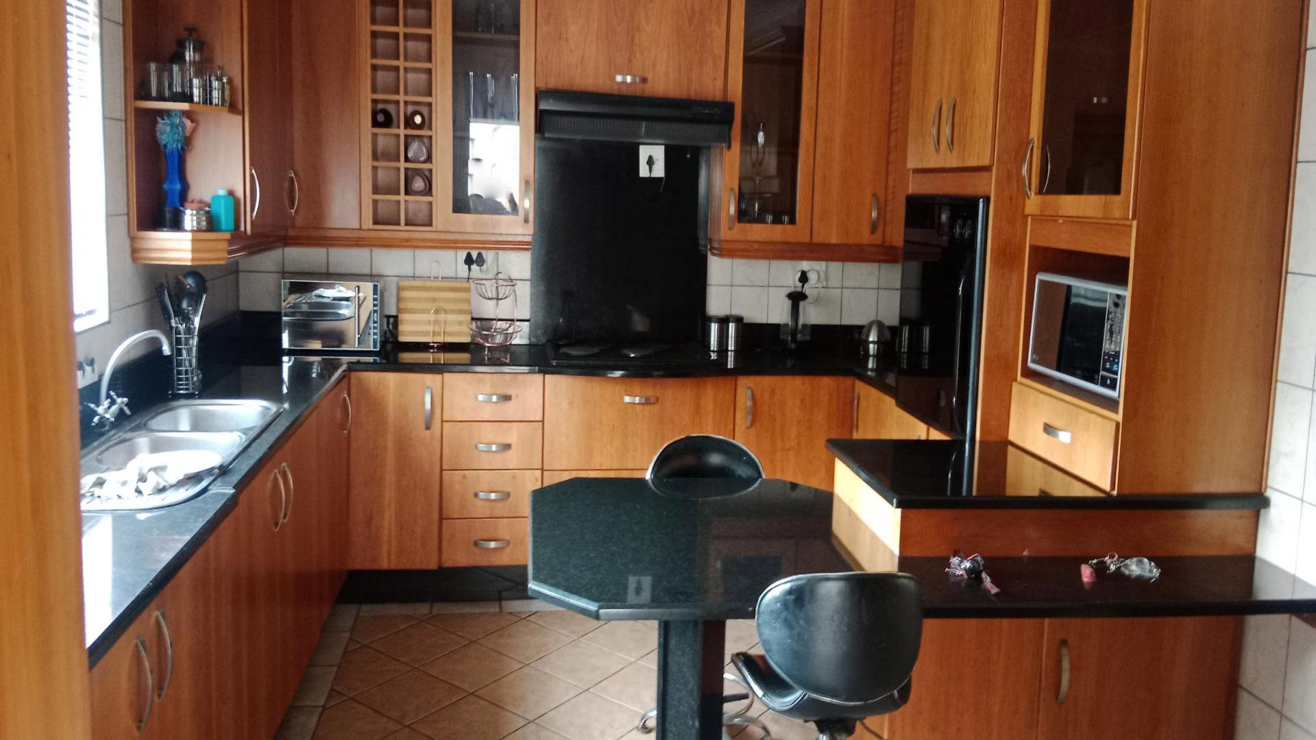 Kitchen - 28 square meters of property in Rangeview