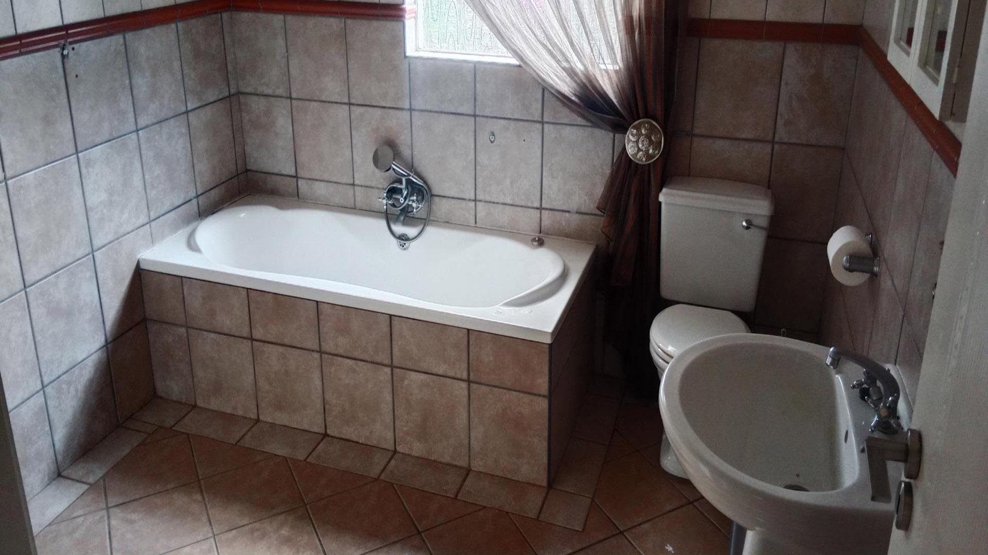 Bathroom 1 - 10 square meters of property in Rangeview