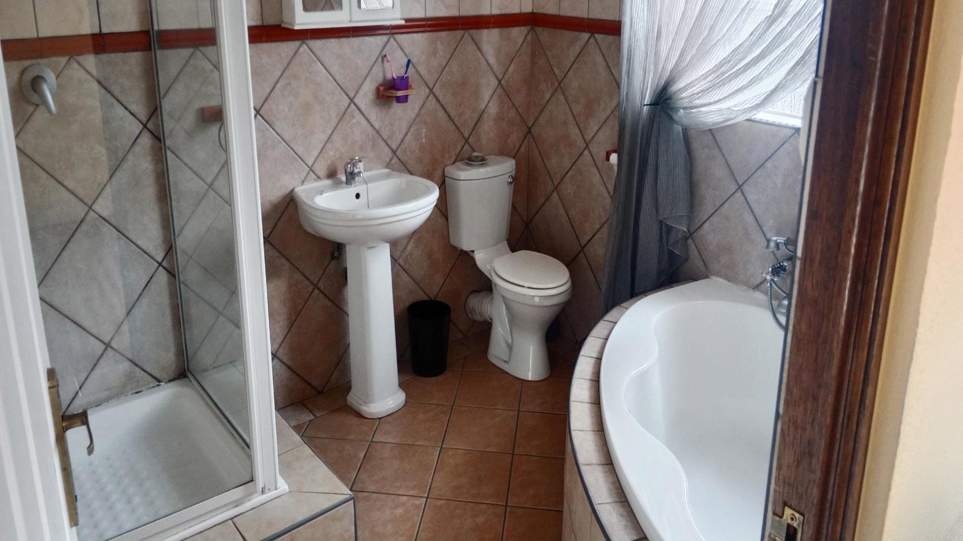 Main Bathroom - 9 square meters of property in Rangeview