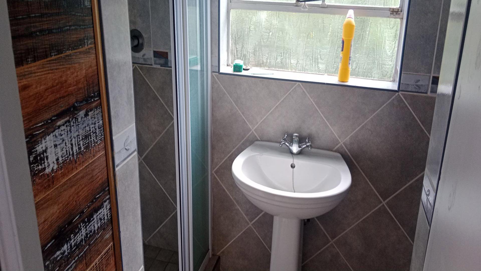 Bathroom 2 - 4 square meters of property in Rangeview