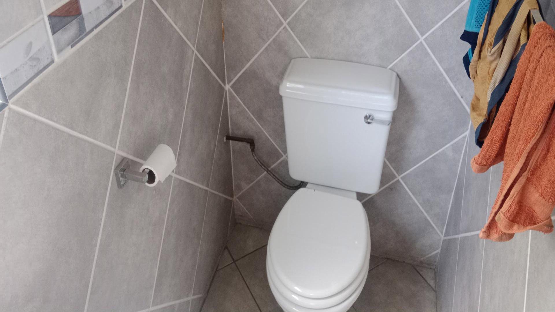 Bathroom 2 - 4 square meters of property in Rangeview