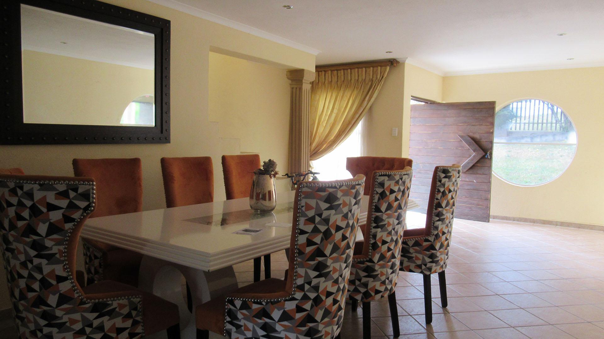 Dining Room - 19 square meters of property in Rangeview