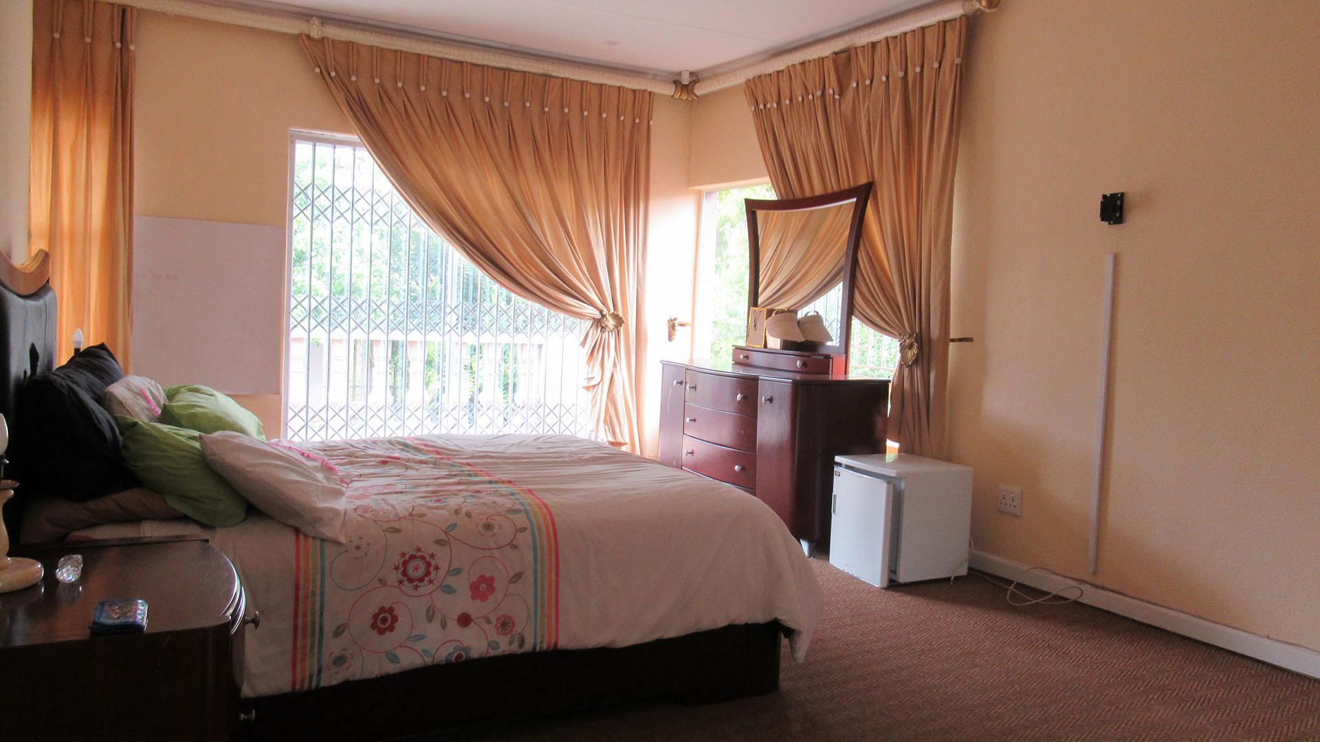 Main Bedroom - 29 square meters of property in Rangeview