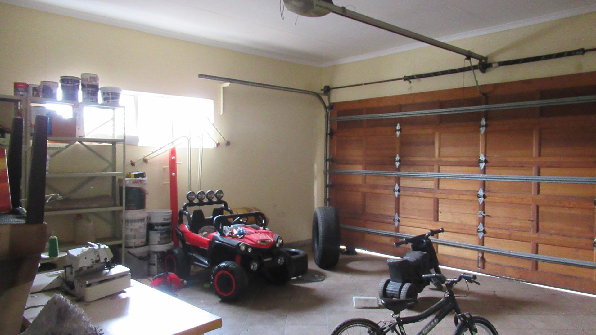 Garage - 35 square meters of property in Rangeview