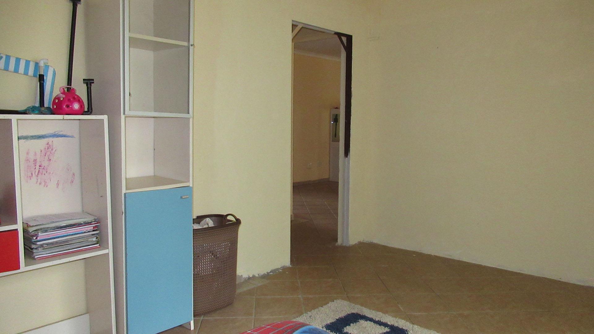 Bed Room 1 - 15 square meters of property in Rangeview