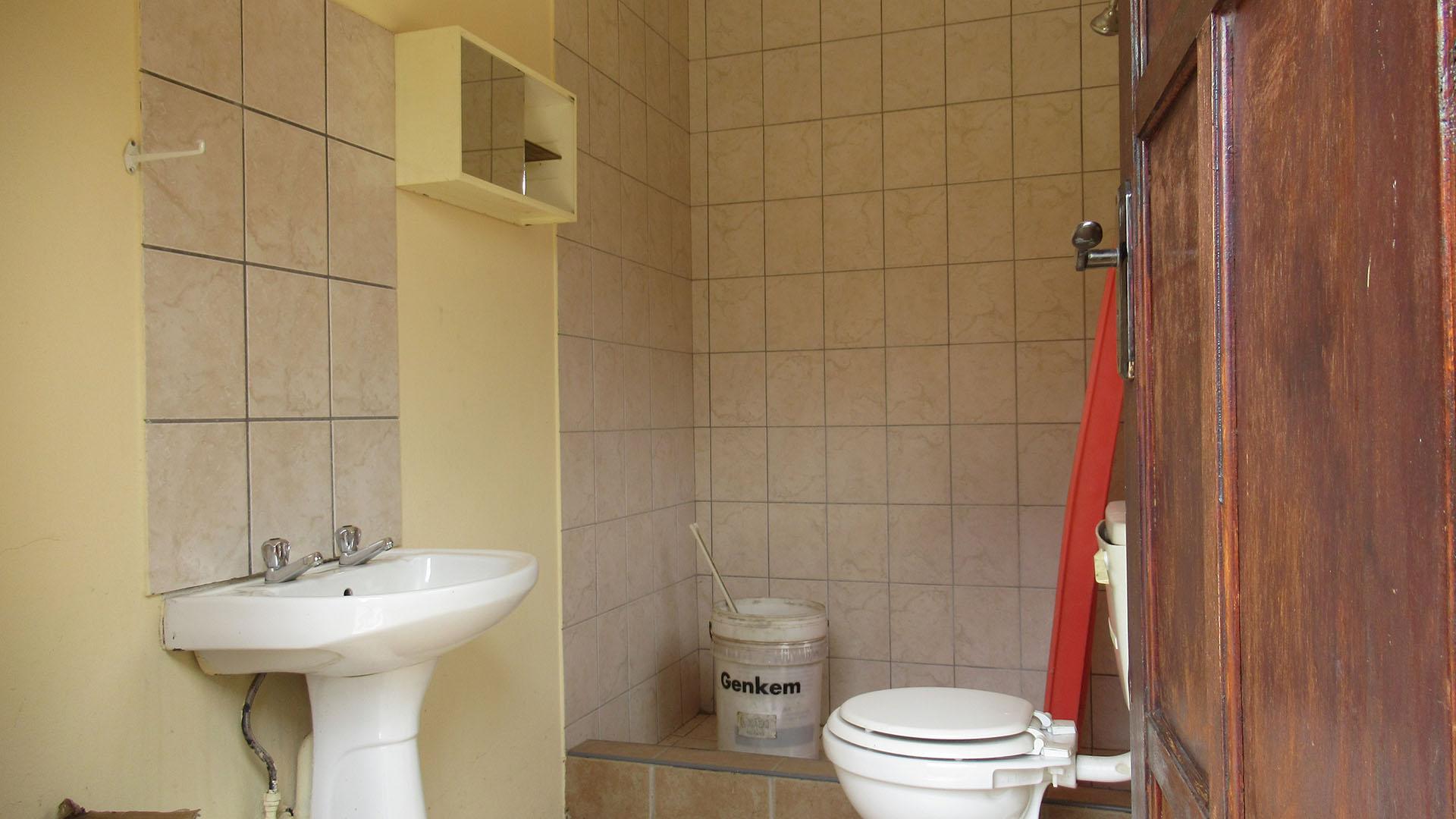 Bathroom 3+ - 6 square meters of property in Rangeview
