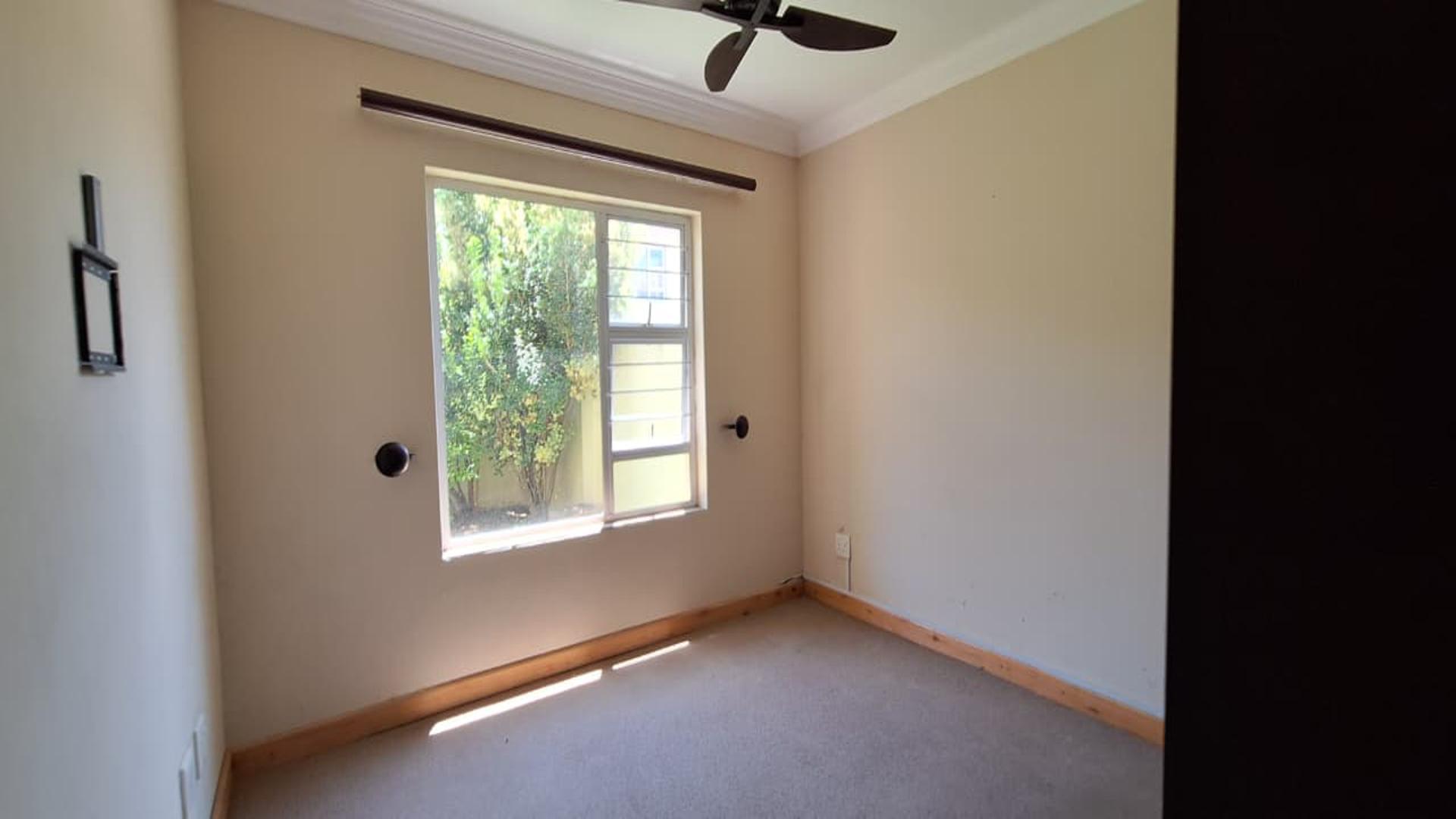 Bed Room 1 - 11 square meters of property in Morehill