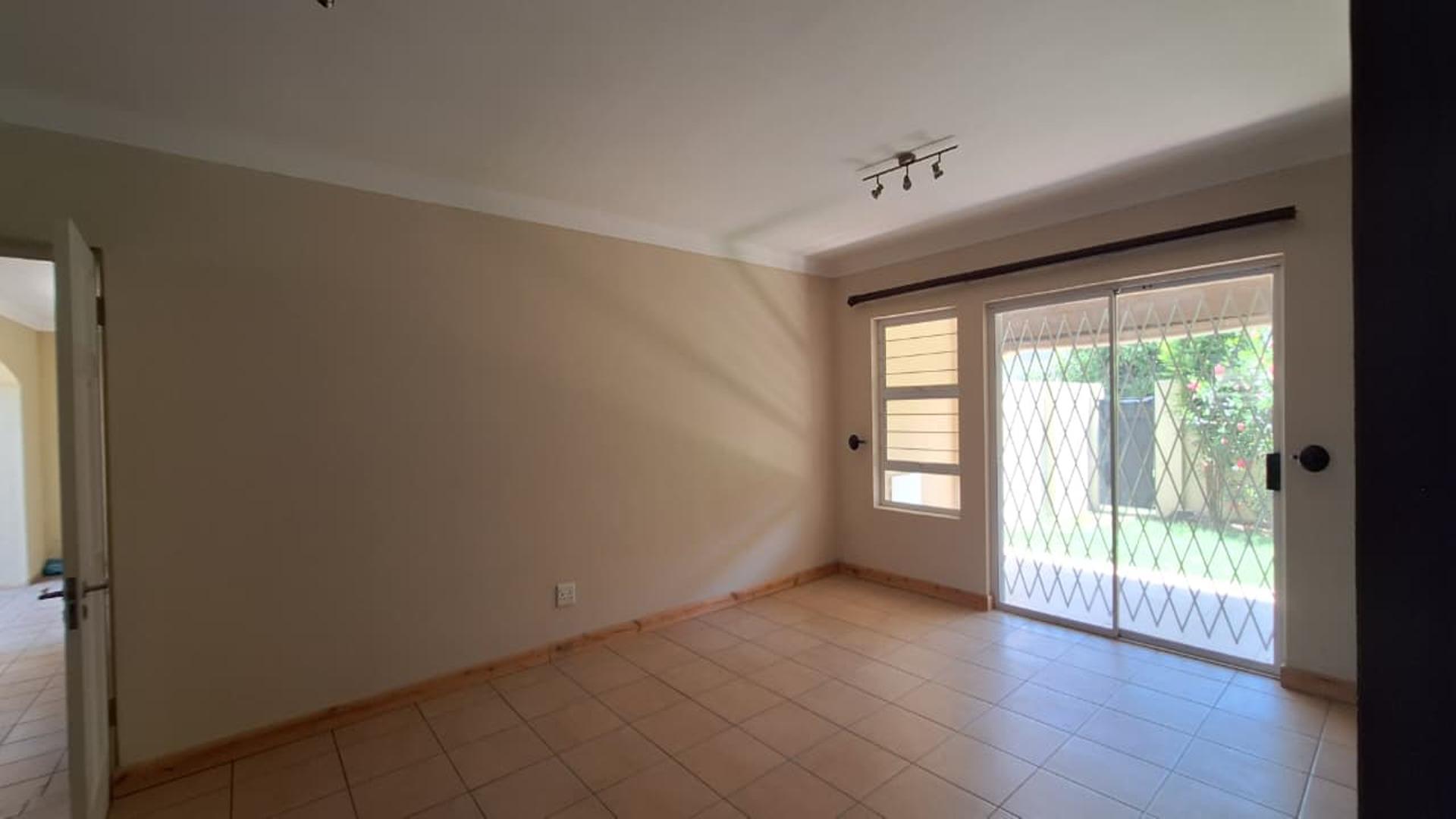 Lounges - 23 square meters of property in Morehill