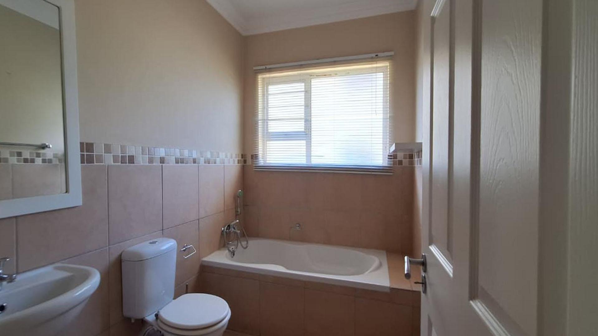 Main Bathroom - 5 square meters of property in Morehill