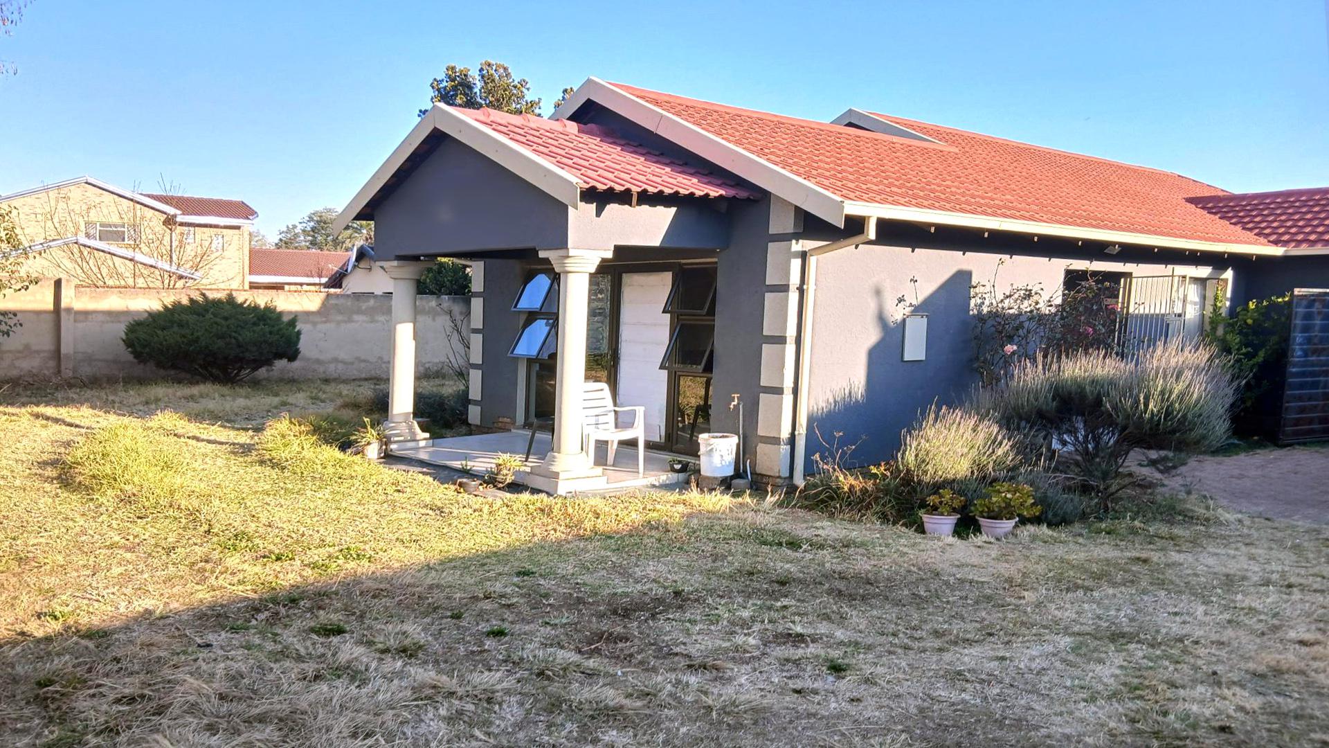 Front View of property in Roodekop