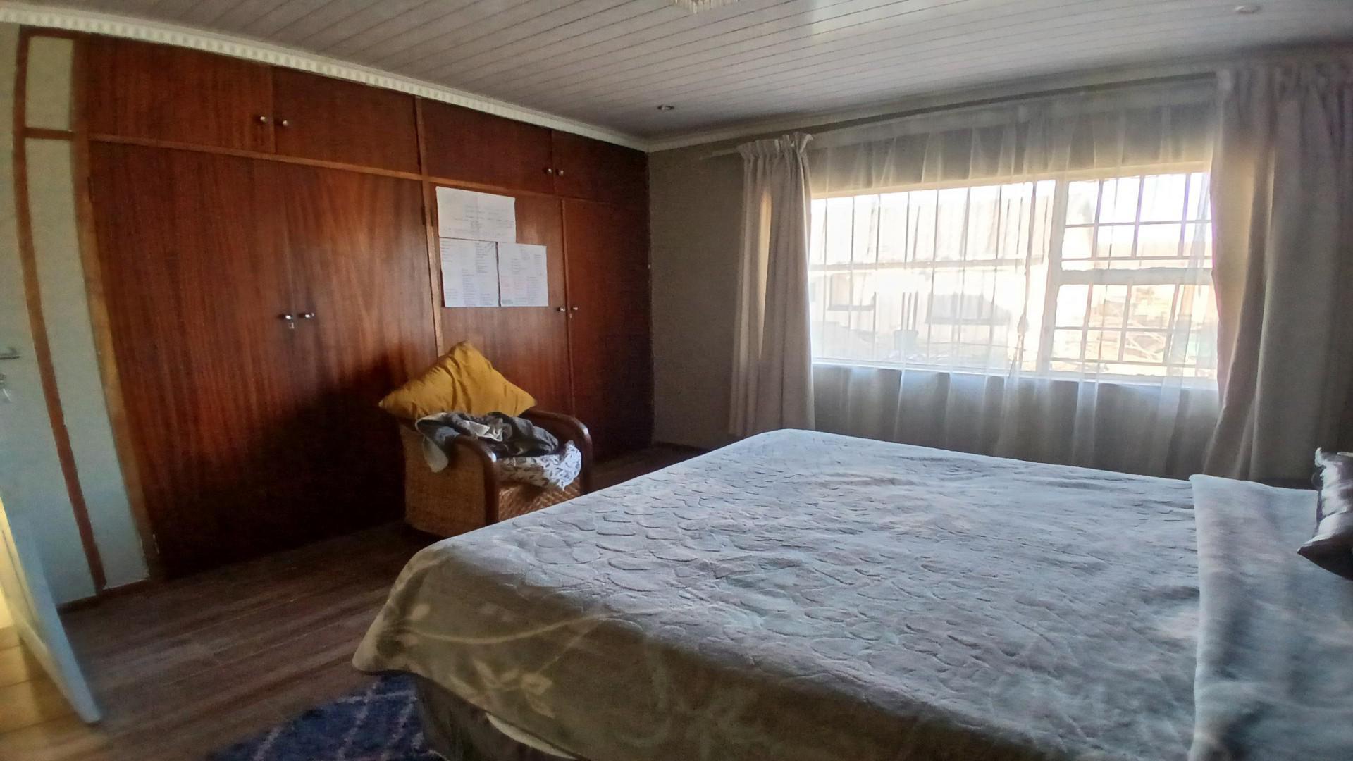 Bed Room 1 of property in Roodekop