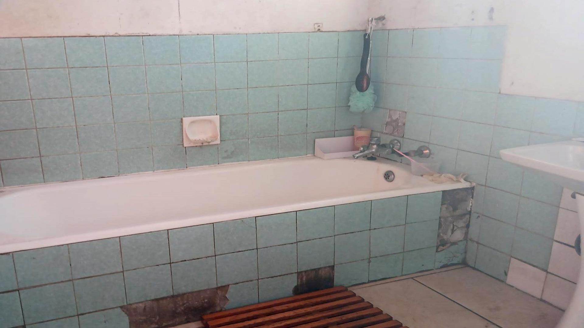 Bathroom 1 of property in Roodekop