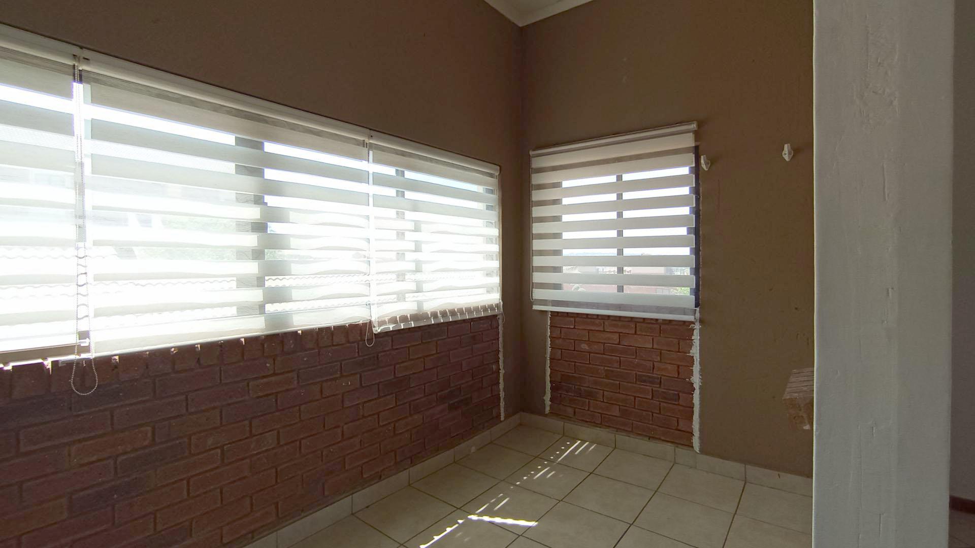 Spaces - 11 square meters of property in Sagewood