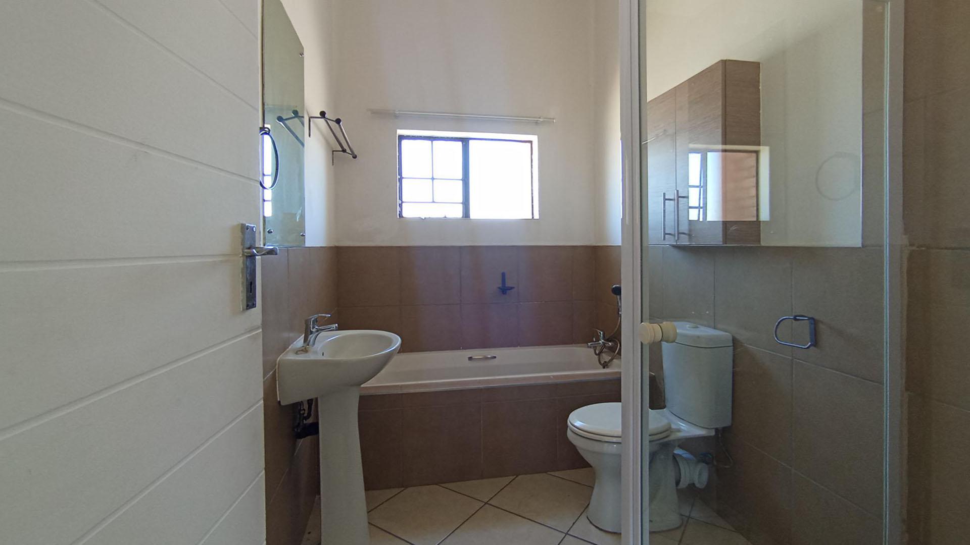 Bathroom 1 - 7 square meters of property in Sagewood