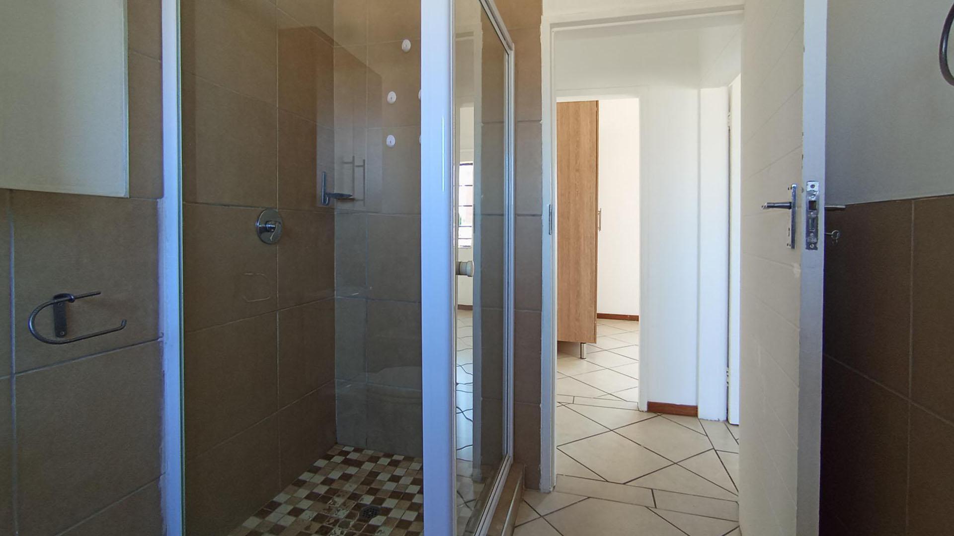 Bathroom 1 - 7 square meters of property in Sagewood