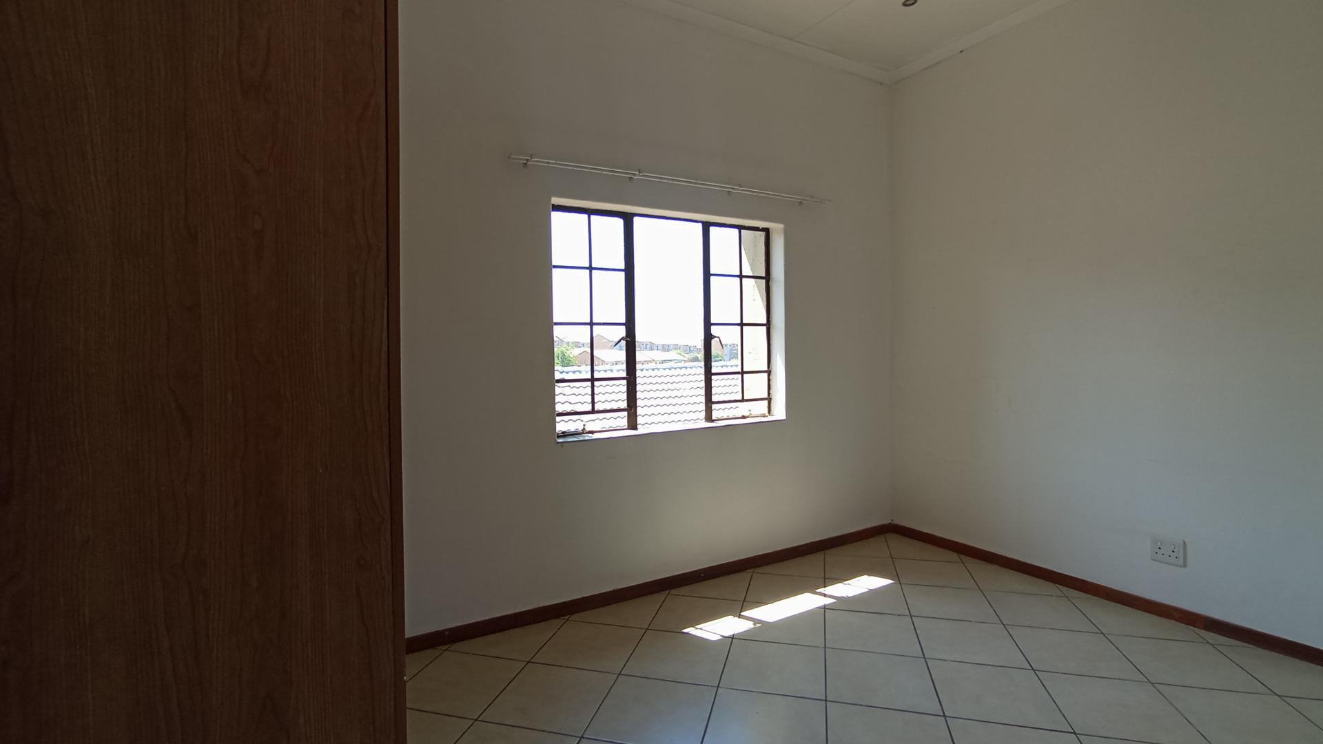 Bed Room 1 - 13 square meters of property in Sagewood