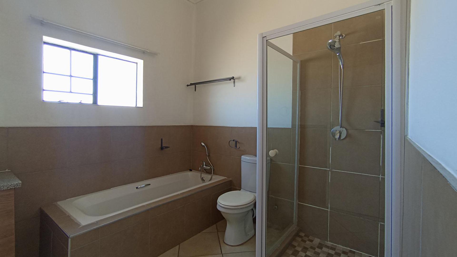 Main Bathroom - 9 square meters of property in Sagewood