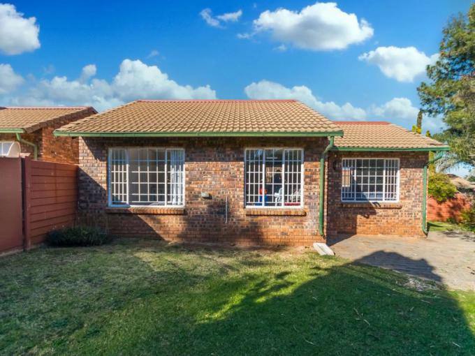 2 Bedroom Simplex for Sale For Sale in Die Hoewes - MR684416