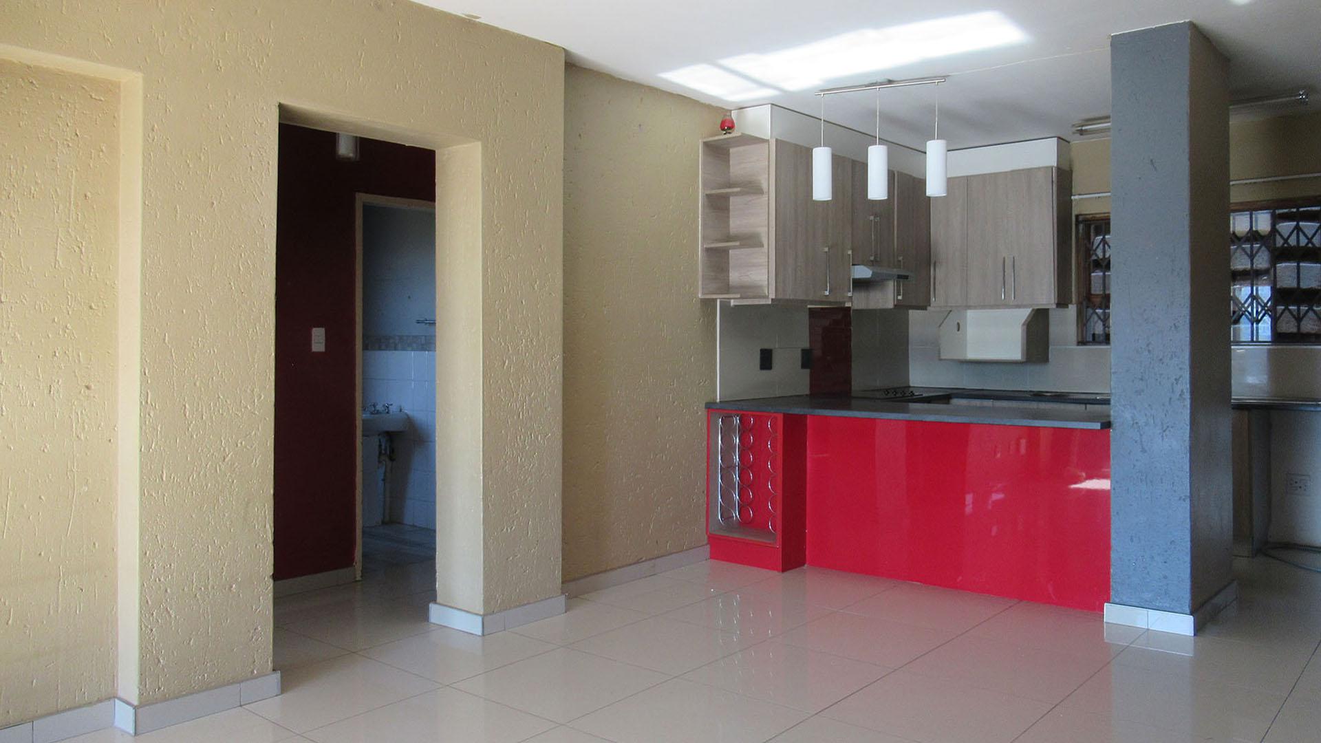 Lounges - 19 square meters of property in Glenvista