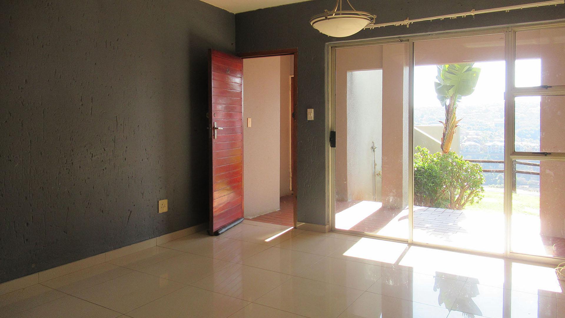 Lounges - 19 square meters of property in Glenvista