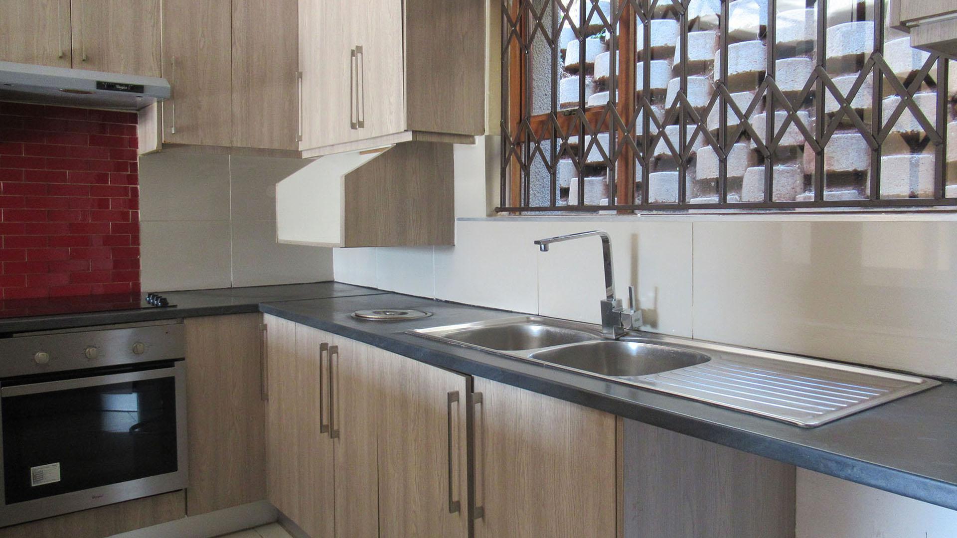 Kitchen - 9 square meters of property in Glenvista